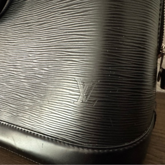 Louis Vuitton Epi Alma GM Black Handbag - Picture 4 of 10